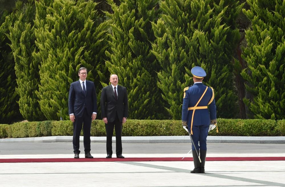 Prezident İlham Əliyev Serbiya Prezidenti Aleksandr Vuçiçi qarşılayıb (FOTO)
