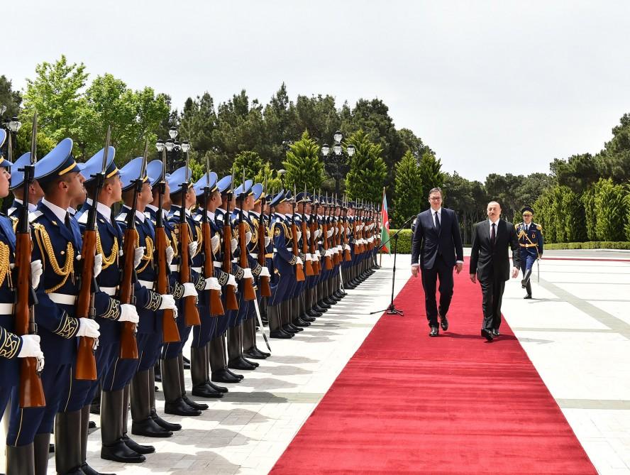 Prezident İlham Əliyev Serbiya Prezidenti Aleksandr Vuçiçi qarşılayıb (FOTO)