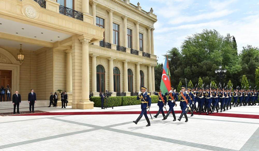 Prezident İlham Əliyev Serbiya Prezidenti Aleksandr Vuçiçi qarşılayıb (FOTO)