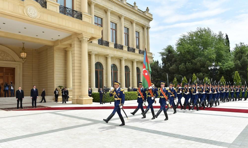 Prezident İlham Əliyev Serbiya Prezidenti Aleksandr Vuçiçi qarşılayıb (FOTO)