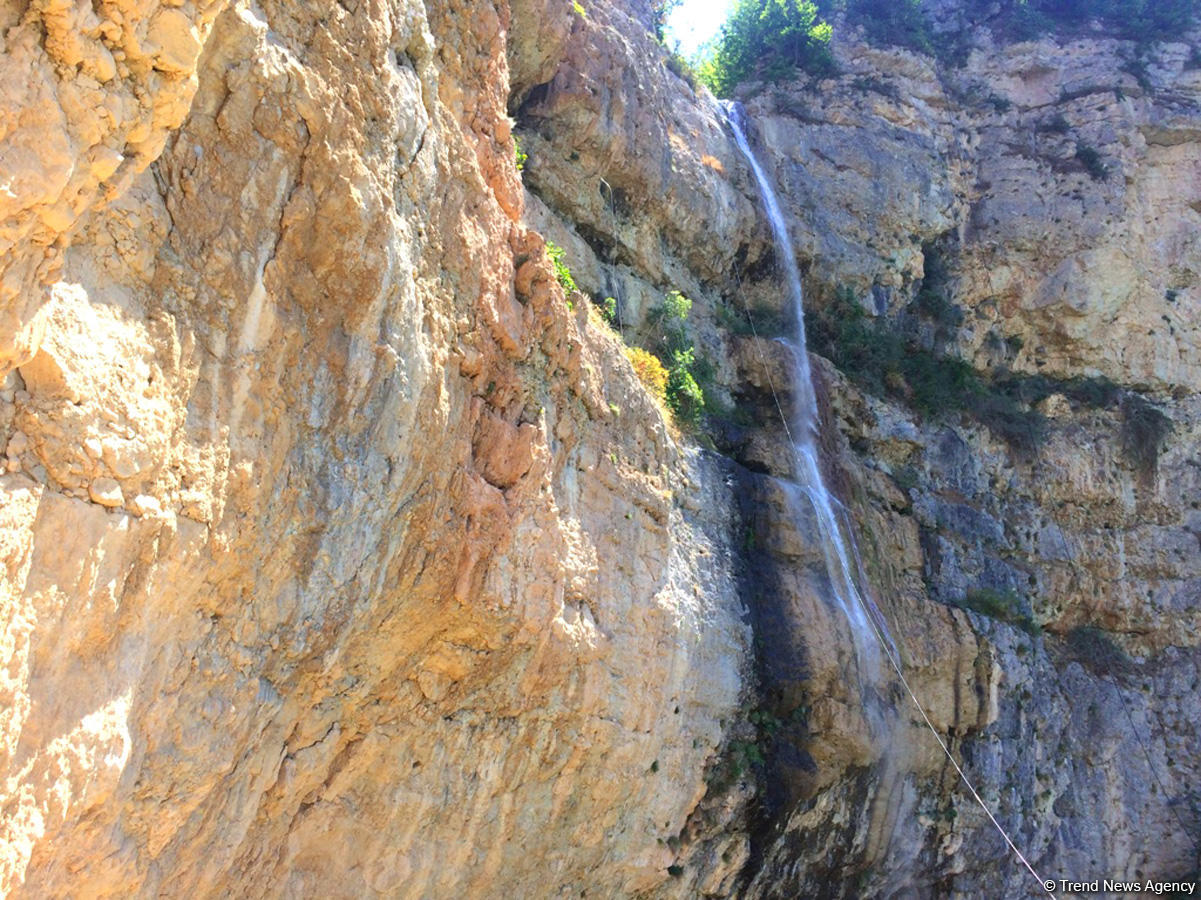 Bənzərsiz Afurca şəlaləsi (FOTO)