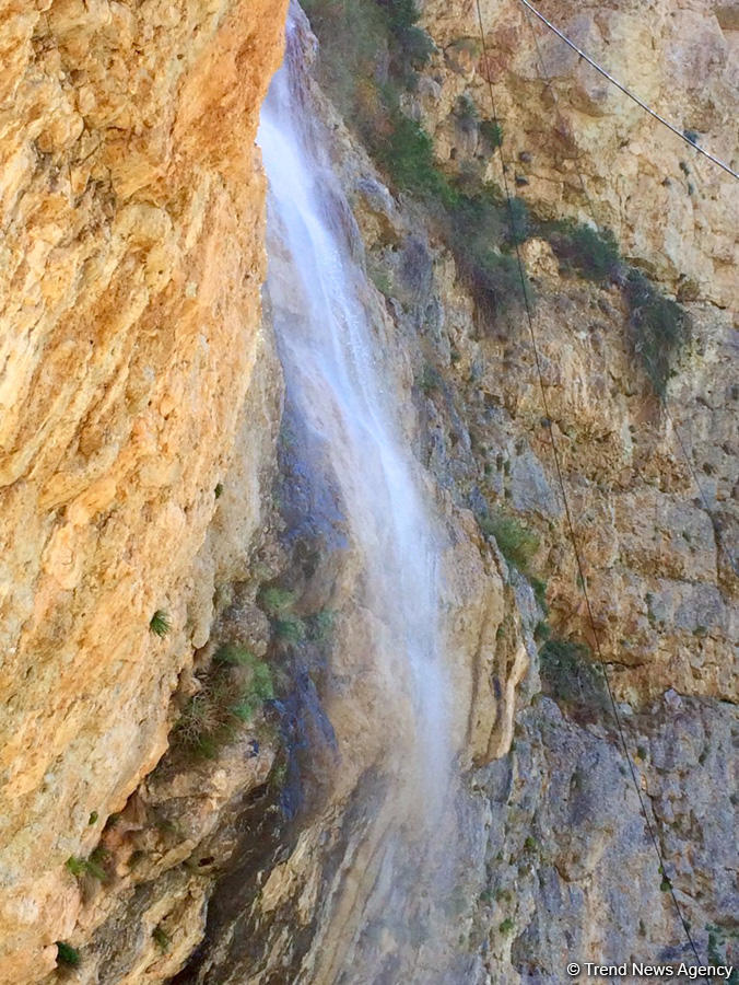 Bənzərsiz Afurca şəlaləsi (FOTO)