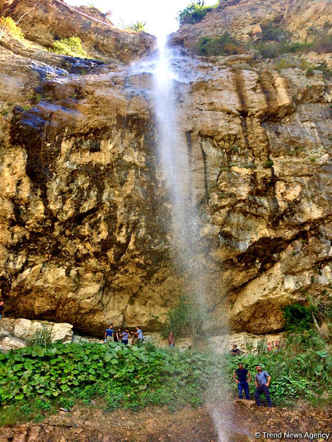 Bənzərsiz Afurca şəlaləsi (FOTO)