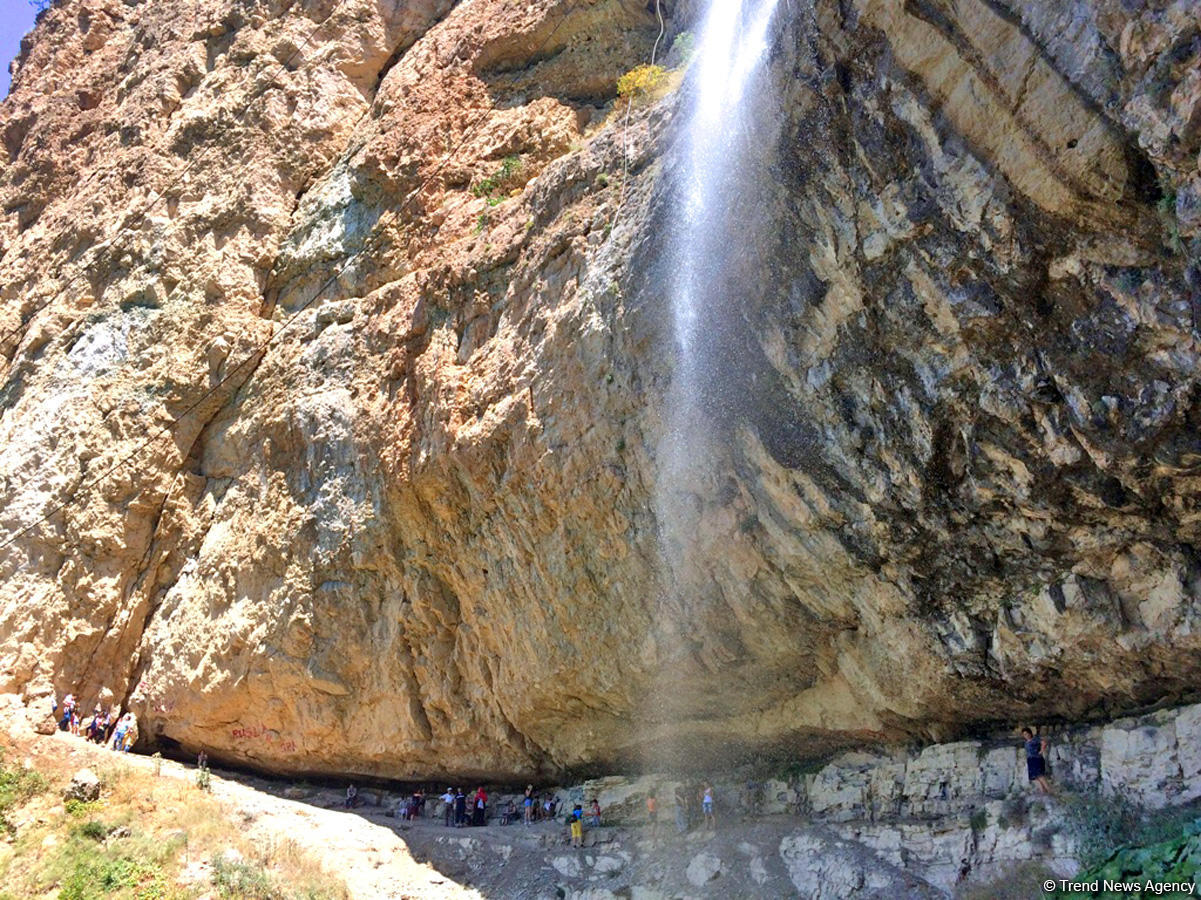 Bənzərsiz Afurca şəlaləsi (FOTO)