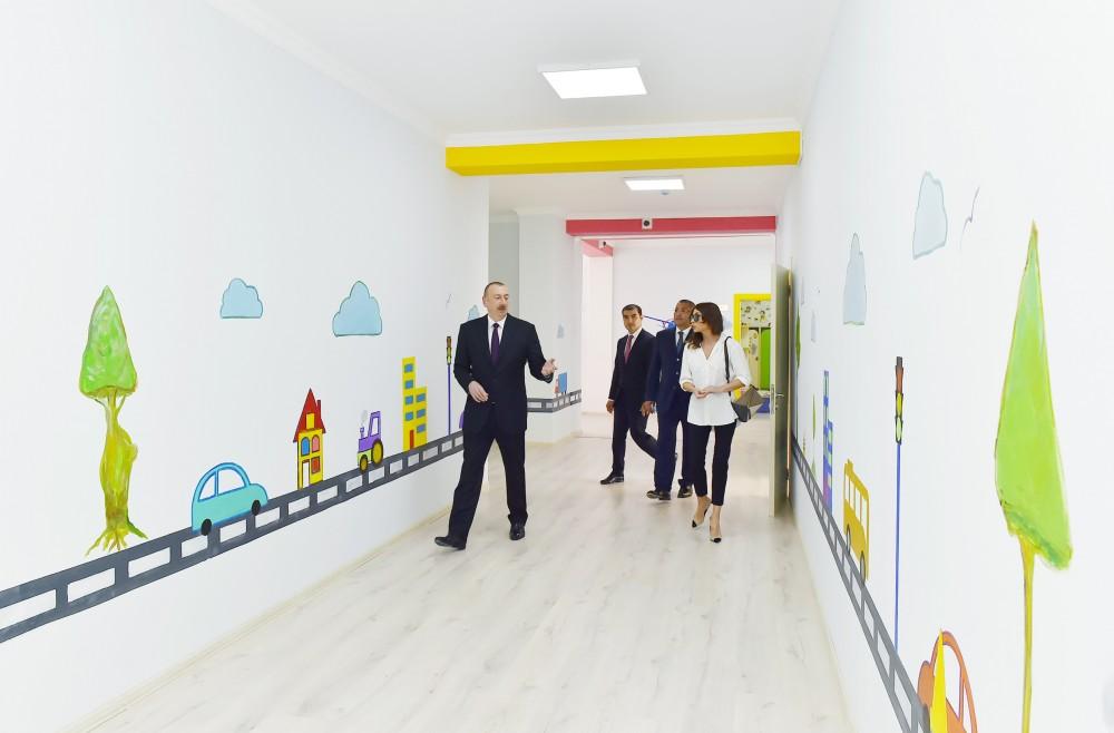 Prezident İlham Əliyev və birinci xanım Mehriban Əliyeva məcburi köçkünlər üçün salınmış “Qobu Park” yaşayış kompleksinin açılışında iştirak ediblər (YENİLƏNİB-2) (FOTO)