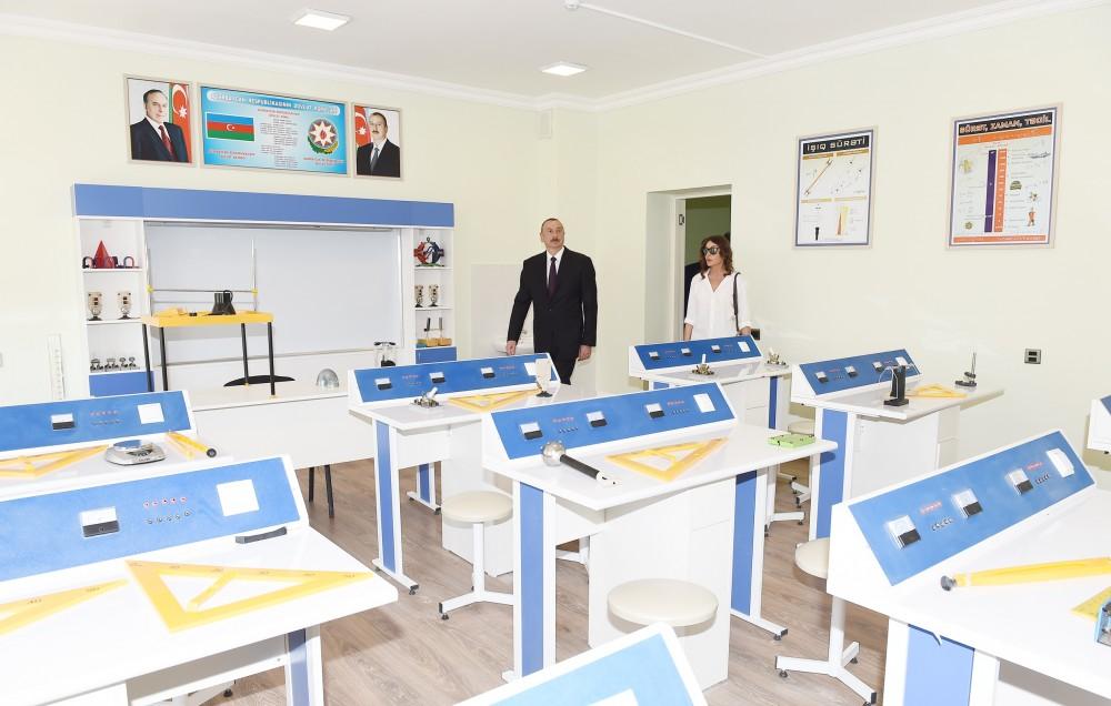 Prezident İlham Əliyev və birinci xanım Mehriban Əliyeva məcburi köçkünlər üçün salınmış “Qobu Park” yaşayış kompleksinin açılışında iştirak ediblər (YENİLƏNİB-2) (FOTO)
