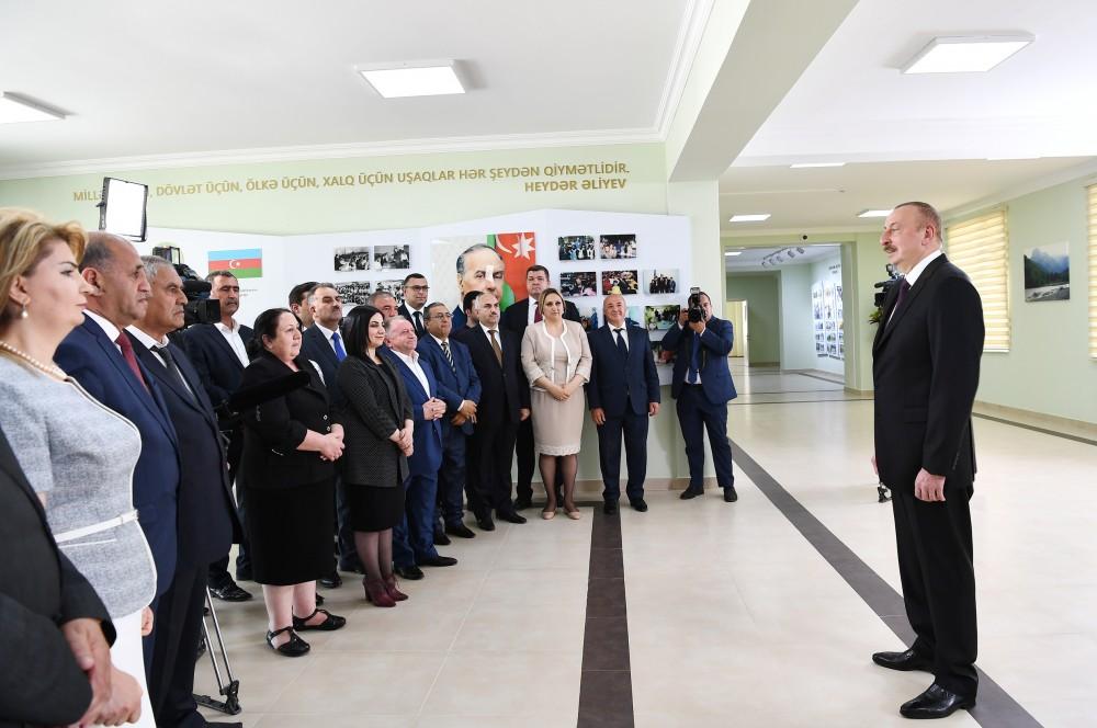 Prezident İlham Əliyev və birinci xanım Mehriban Əliyeva məcburi köçkünlər üçün salınmış “Qobu Park” yaşayış kompleksinin açılışında iştirak ediblər (YENİLƏNİB-2) (FOTO)