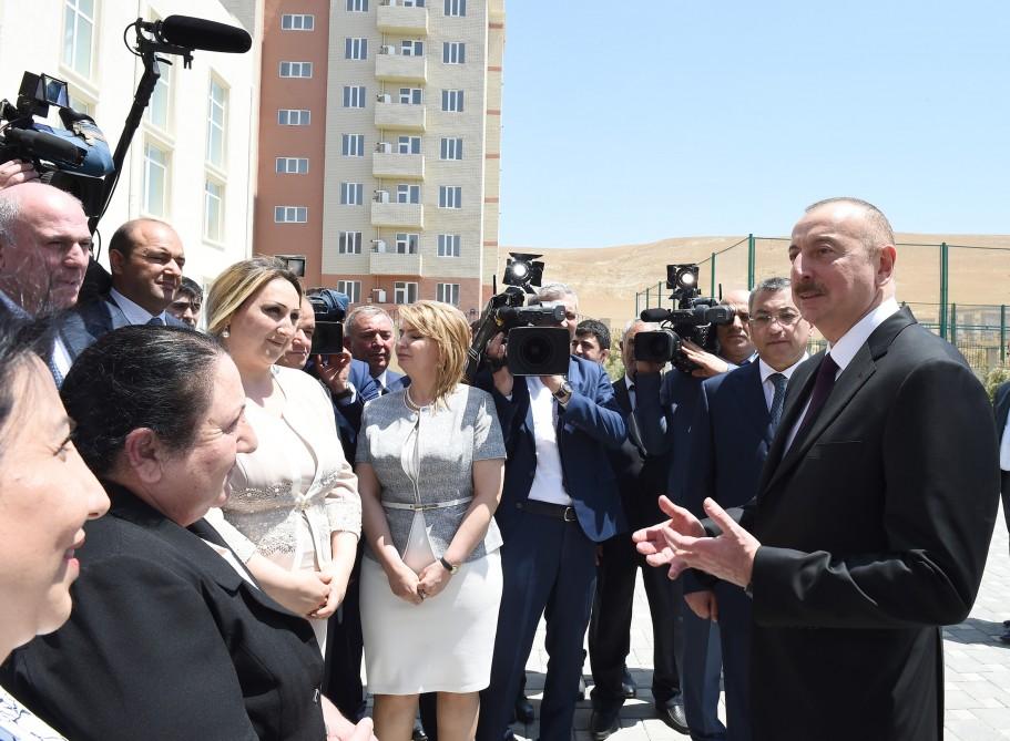 Prezident İlham Əliyev və birinci xanım Mehriban Əliyeva məcburi köçkünlər üçün salınmış “Qobu Park” yaşayış kompleksinin açılışında iştirak ediblər (YENİLƏNİB-2) (FOTO)