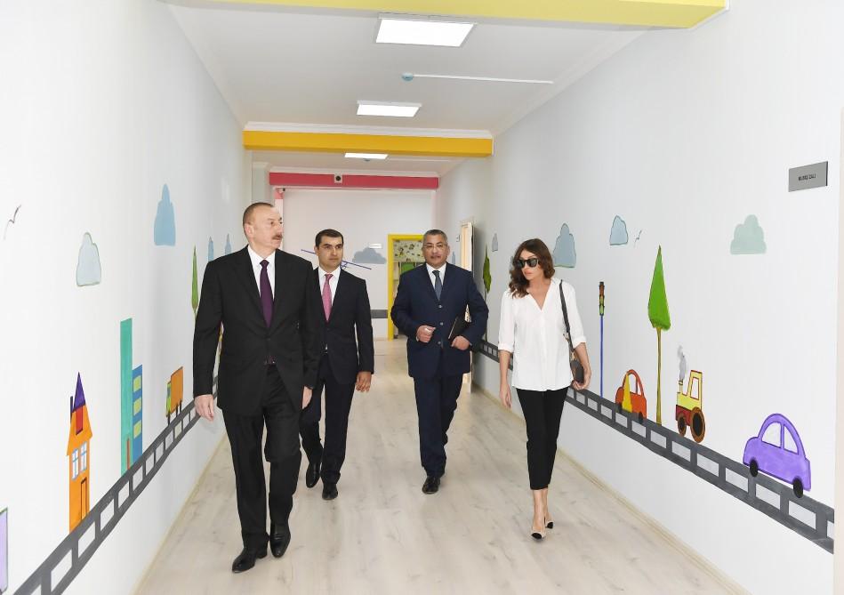 Prezident İlham Əliyev və birinci xanım Mehriban Əliyeva məcburi köçkünlər üçün salınmış “Qobu Park” yaşayış kompleksinin açılışında iştirak ediblər (YENİLƏNİB-2) (FOTO)