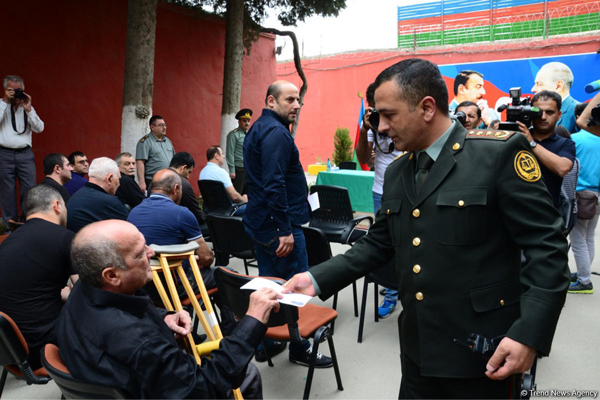Penitesiar Xidmətin Müalicə müəssisəsindən 17 məhkum azadlığa buraxılıb (FOTO)
