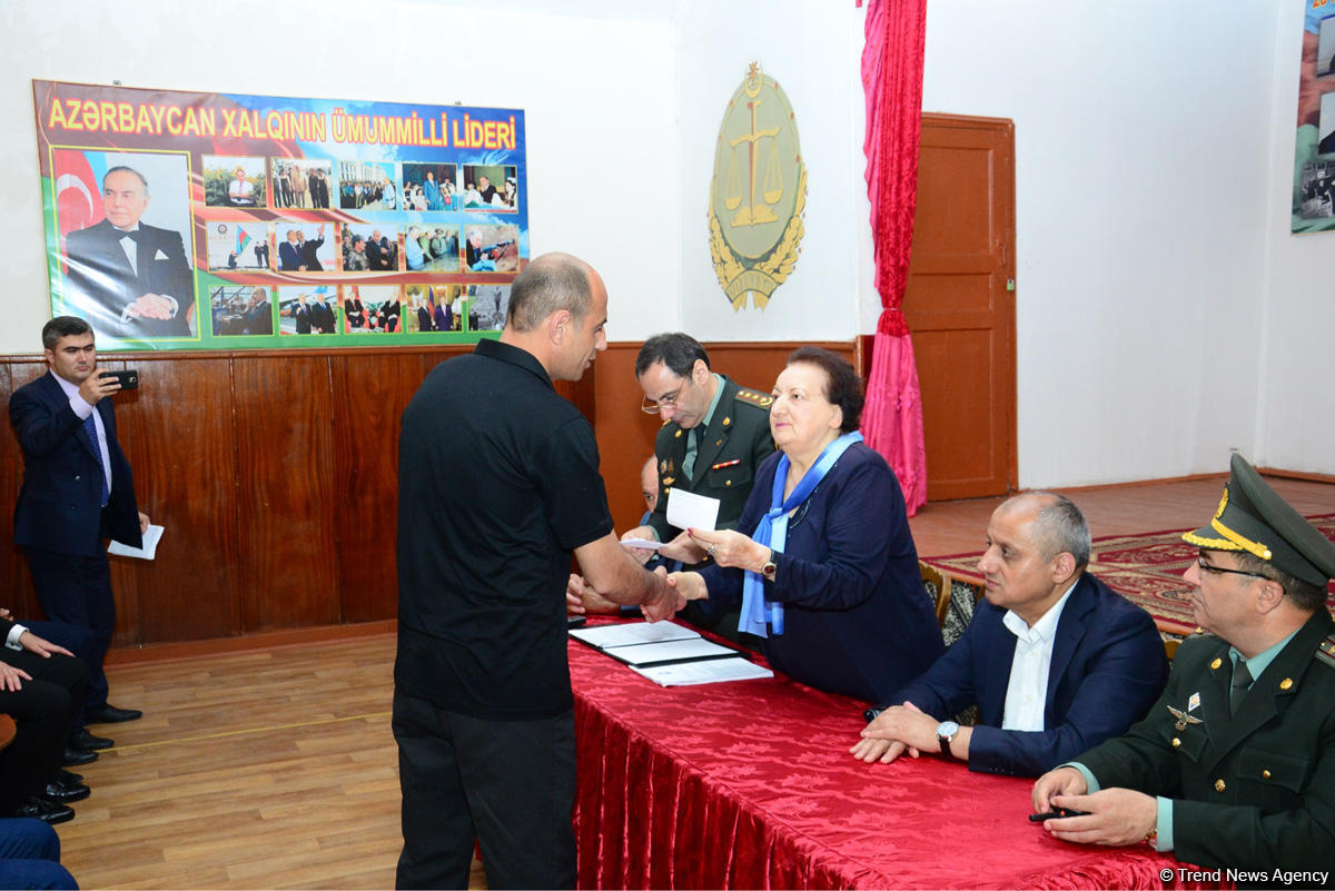 4 cəzaçəkmə müəssisəsindən 39 məhkum azadlığa buraxılıb (FOTO)