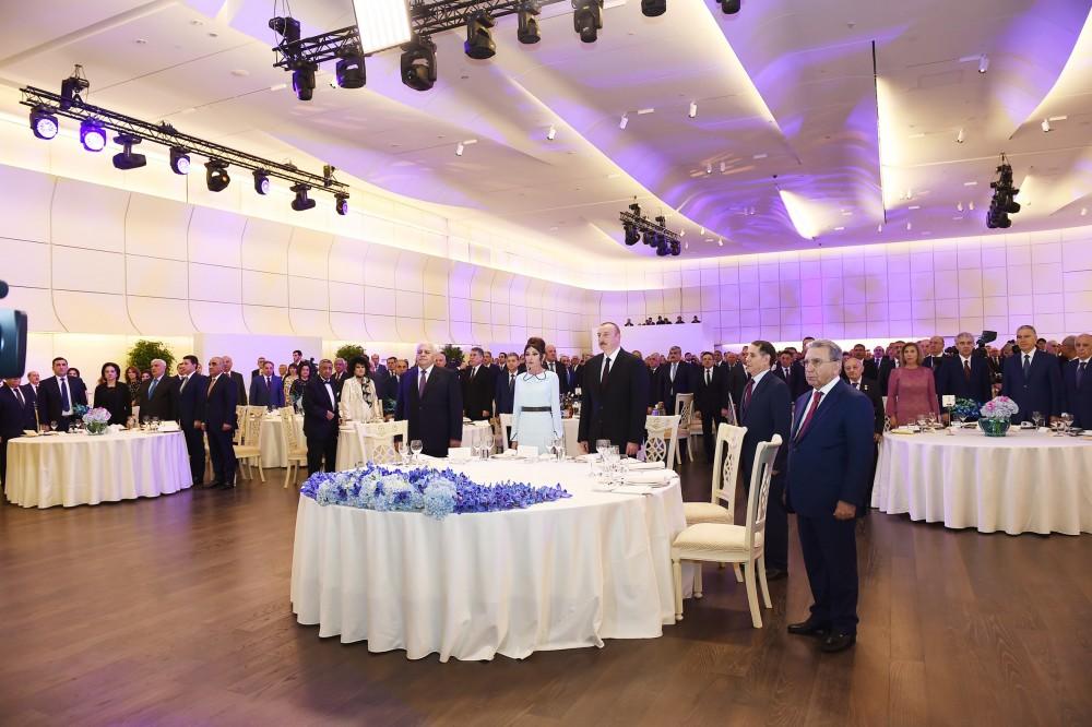 Prezident İlham Əliyev və birinci xanım Mehriban Əliyeva Azərbaycan Xalq Cümhuriyyətinin 100 illik yubileyi münasibətilə rəsmi qəbulda iştirak ediblər (YENİLƏNİB) (FOTO)