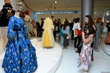 Leyla Əliyeva Heydər Əliyev Mərkəzində "Moda məkanı" adlı sərginin açılış mərasimində iştirak edib (FOTO)