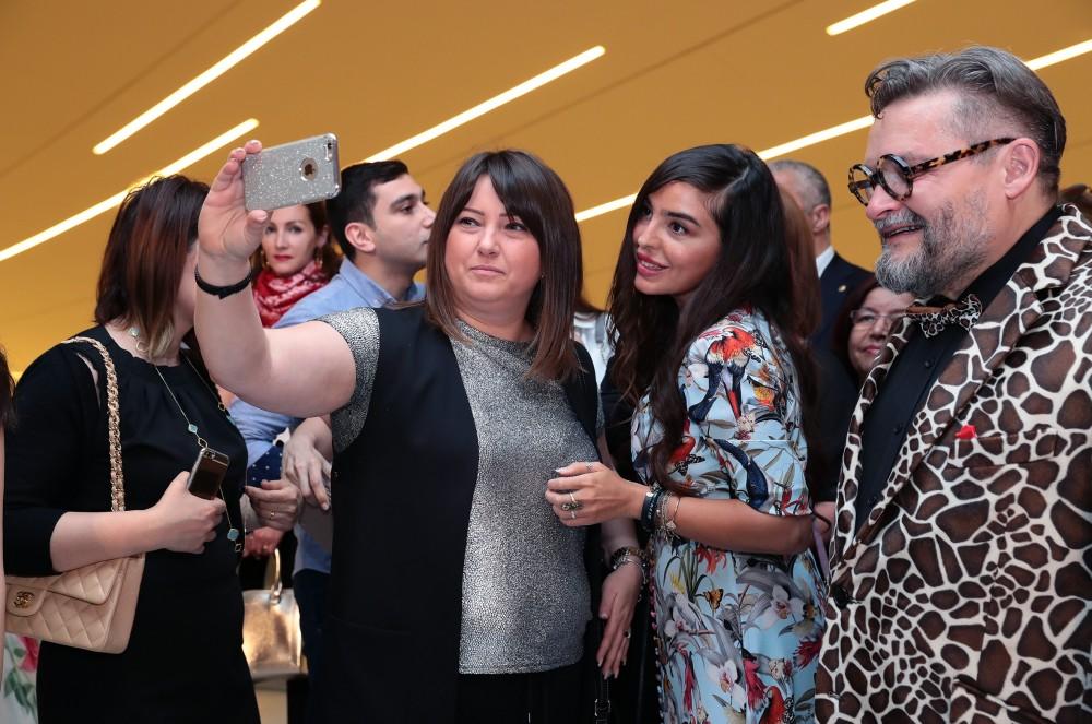 Leyla Əliyeva Heydər Əliyev Mərkəzində "Moda məkanı" adlı sərginin açılış mərasimində iştirak edib (FOTO)