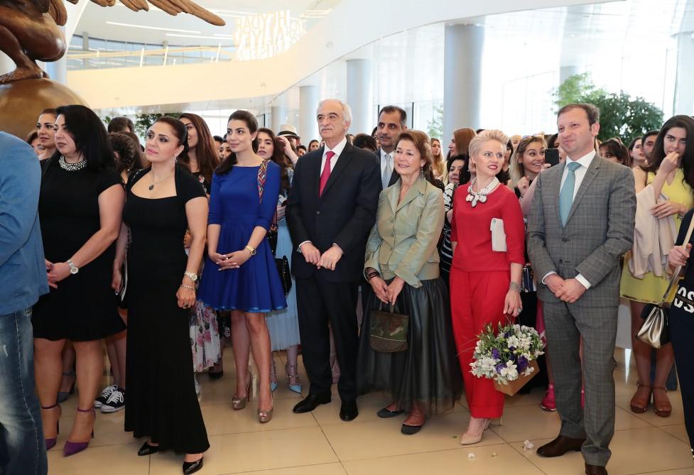 Leyla Əliyeva Heydər Əliyev Mərkəzində "Moda məkanı" adlı sərginin açılış mərasimində iştirak edib (FOTO)