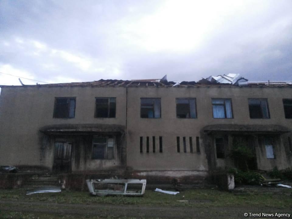 Yağış və dolu İsmayıllını iflic edib: Evlərə ziyan dəyib, elektrik xətləri qırılıb, yolları sel yuyub (FOTO)