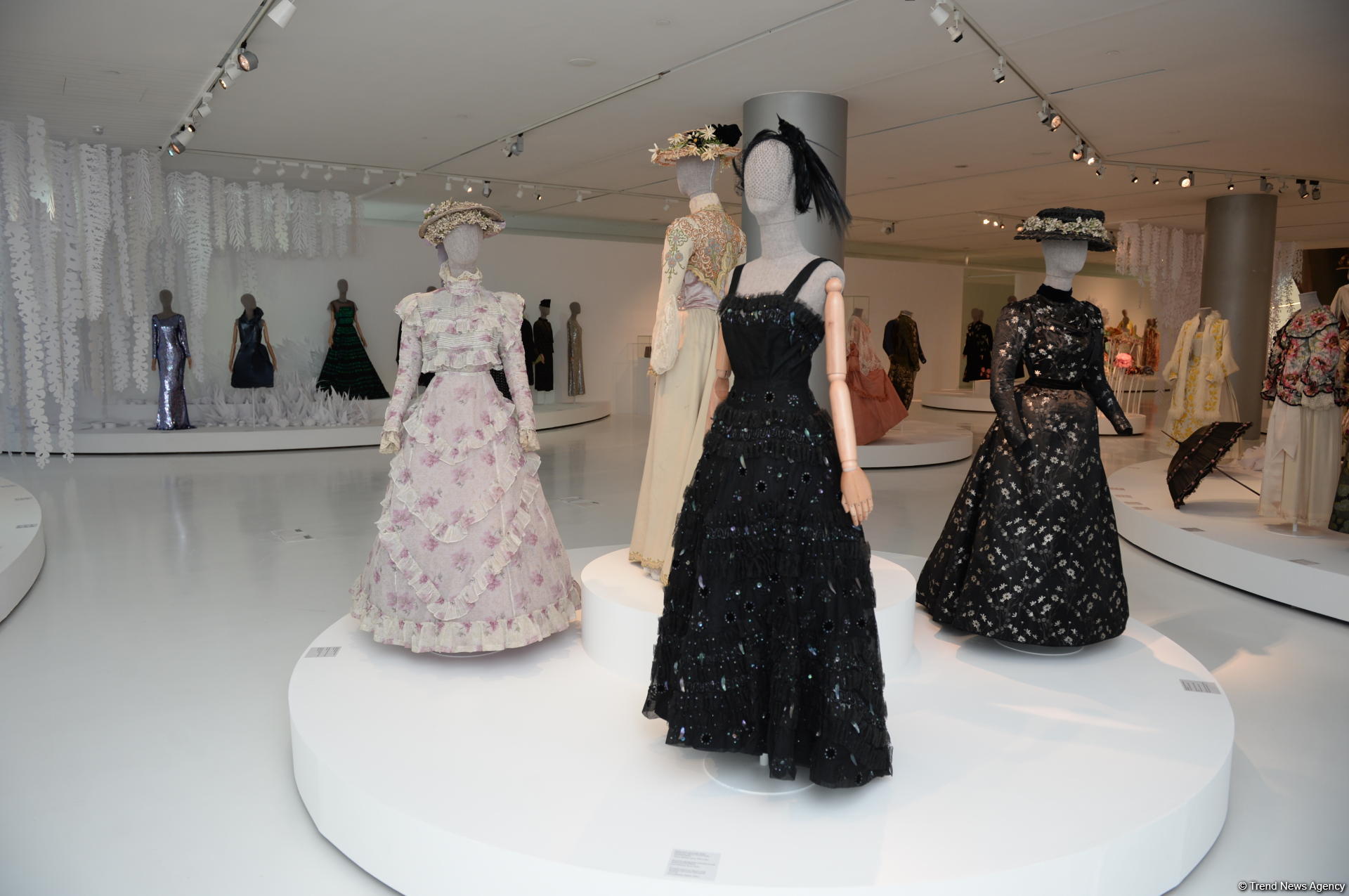 Leyla Əliyeva Heydər Əliyev Mərkəzində "Moda məkanı" adlı sərginin açılış mərasimində iştirak edib (FOTO)