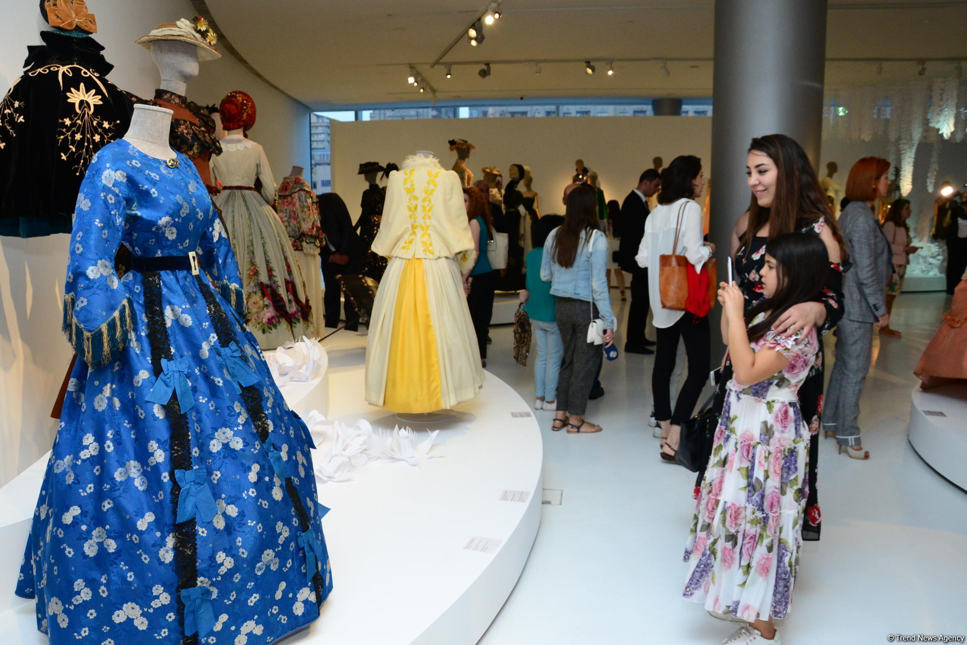 Leyla Əliyeva Heydər Əliyev Mərkəzində "Moda məkanı" adlı sərginin açılış mərasimində iştirak edib (FOTO)