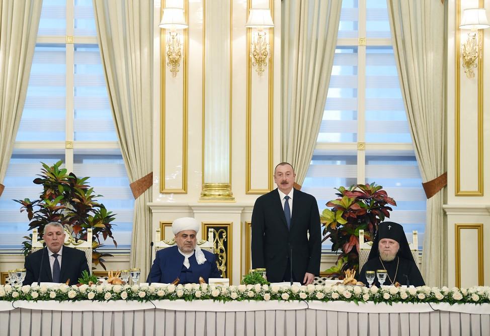 Prezident İlham Əliyev müqəddəs Ramazan ayı münasibətilə iftar mərasimində iştirak edib (YENİLƏNİB-2) (FOTO)