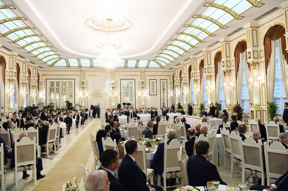 Prezident İlham Əliyev müqəddəs Ramazan ayı münasibətilə iftar mərasimində iştirak edib (YENİLƏNİB-2) (FOTO)