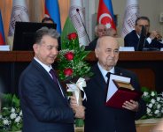 AMEA alimlərə adlı mükafatlar verdi (FOTO)