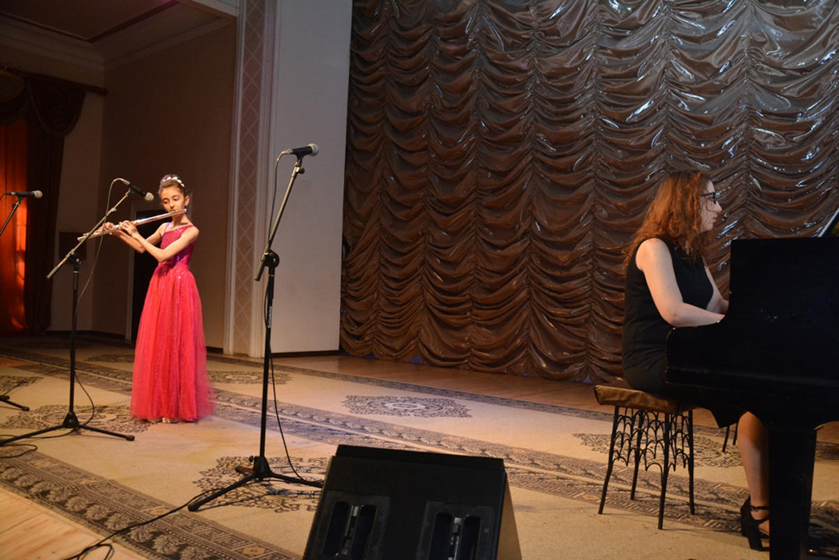 Musiqi məktəbi hesabat konserti keçirib (FOTO)