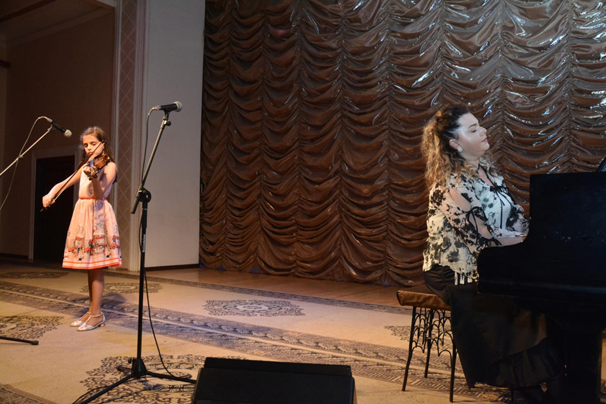 Musiqi məktəbi hesabat konserti keçirib (FOTO)