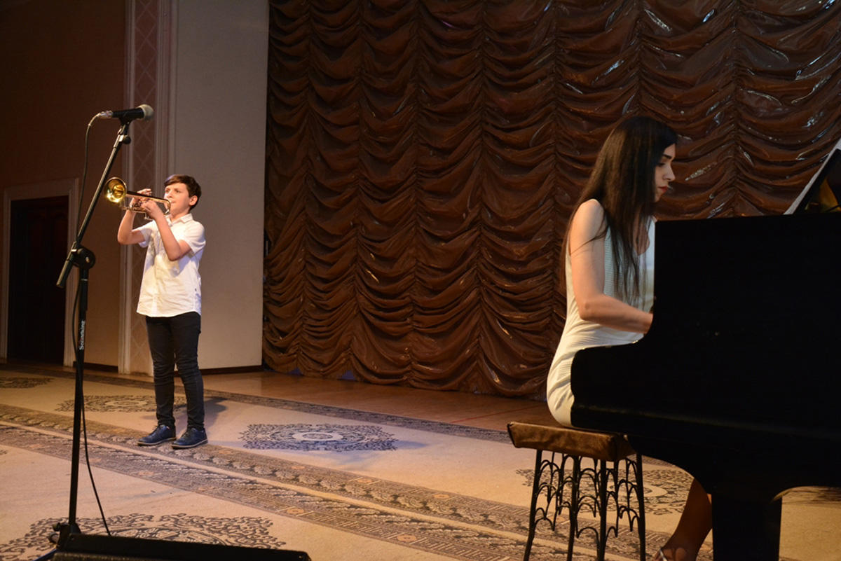 Musiqi məktəbi hesabat konserti keçirib (FOTO)