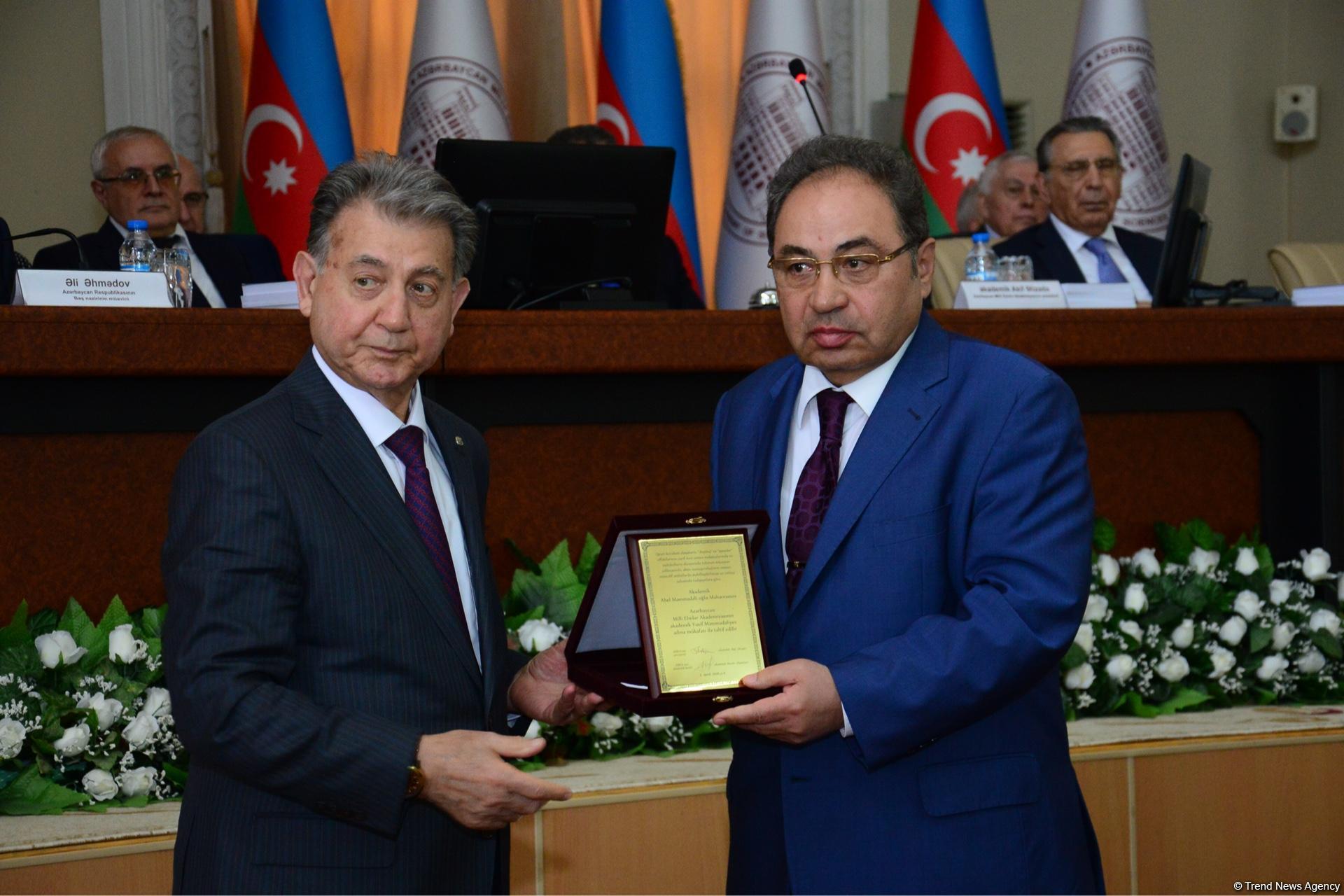 AMEA alimlərə adlı mükafatlar verdi (FOTO)