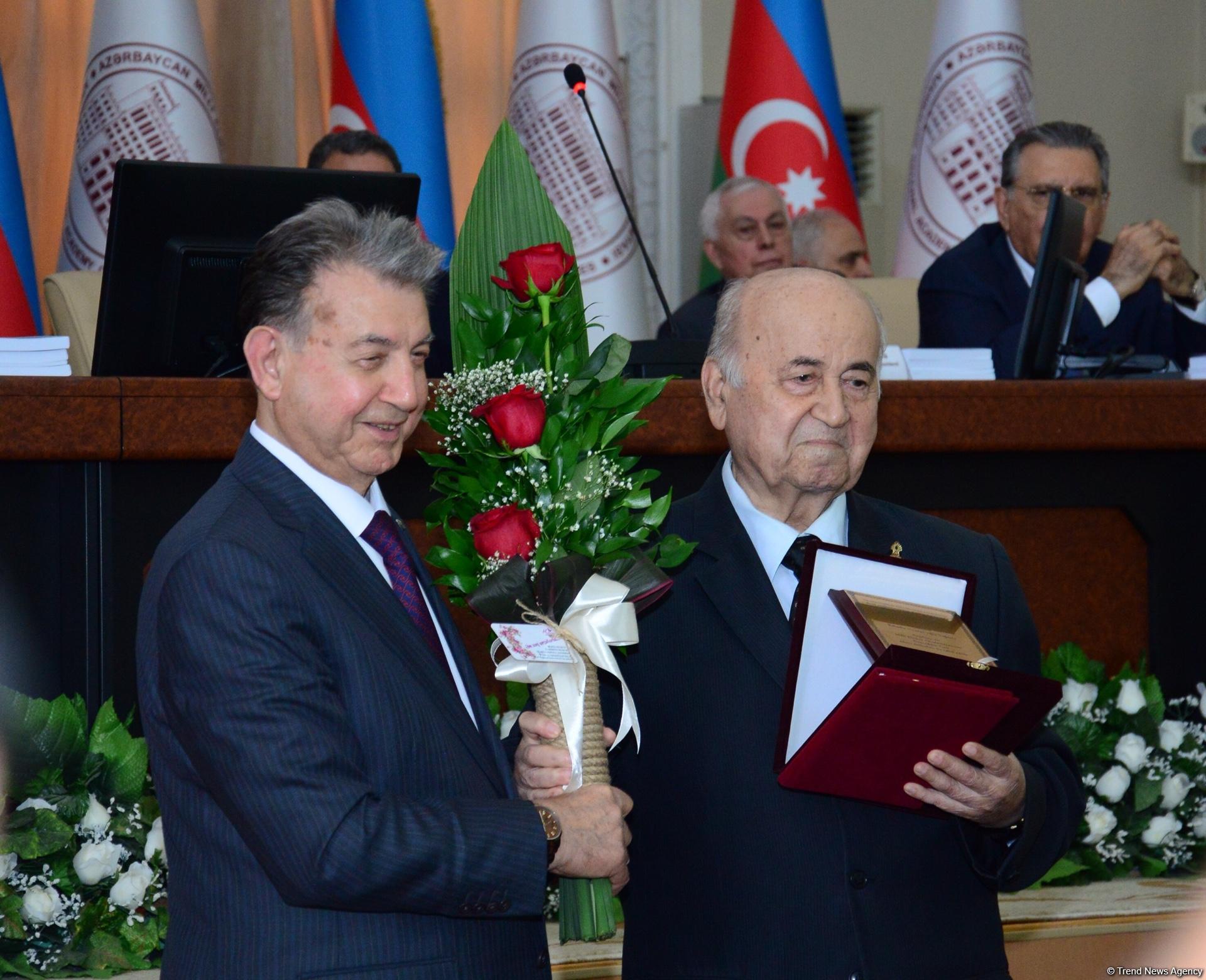 AMEA alimlərə adlı mükafatlar verdi (FOTO)