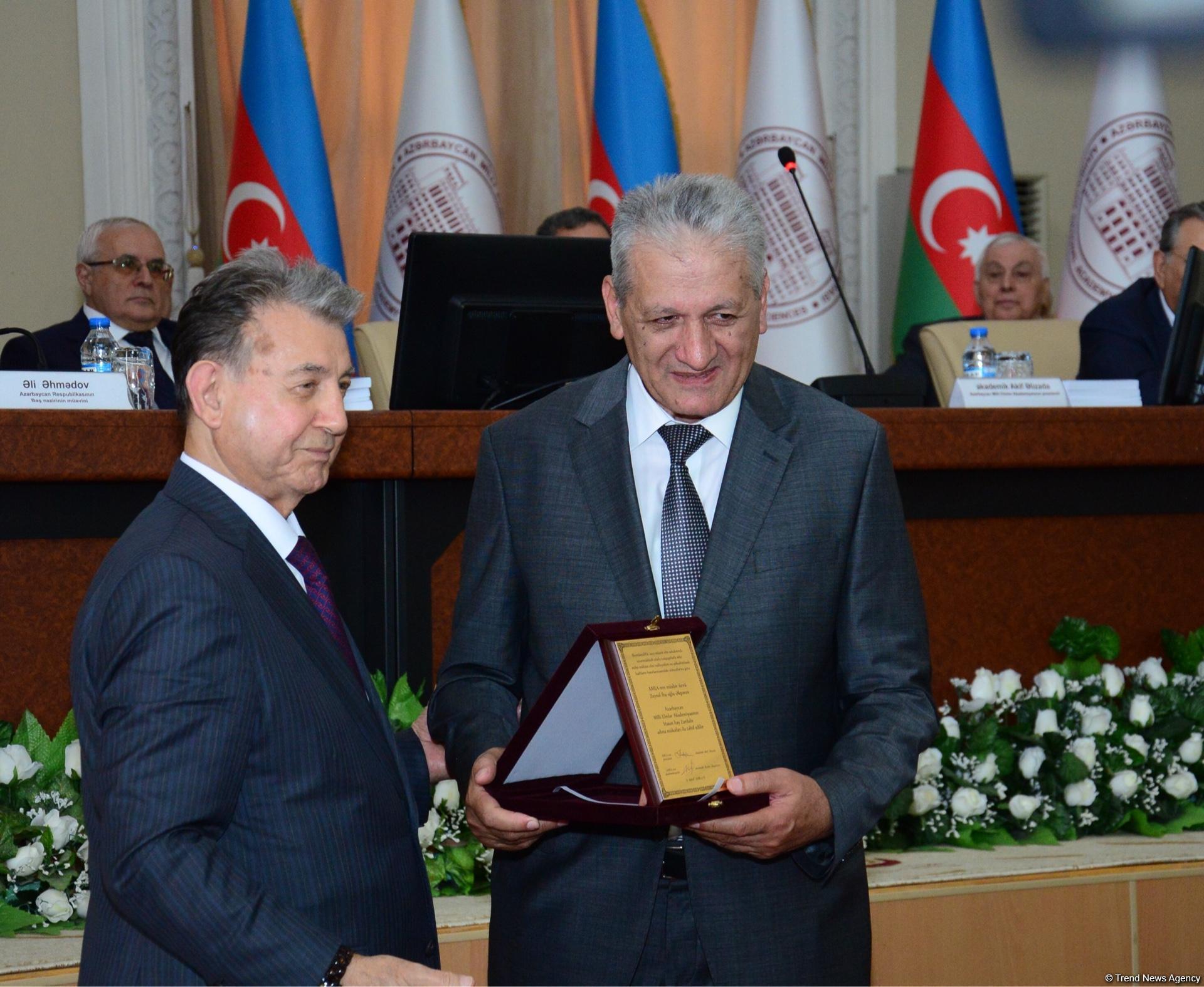 AMEA alimlərə adlı mükafatlar verdi (FOTO)