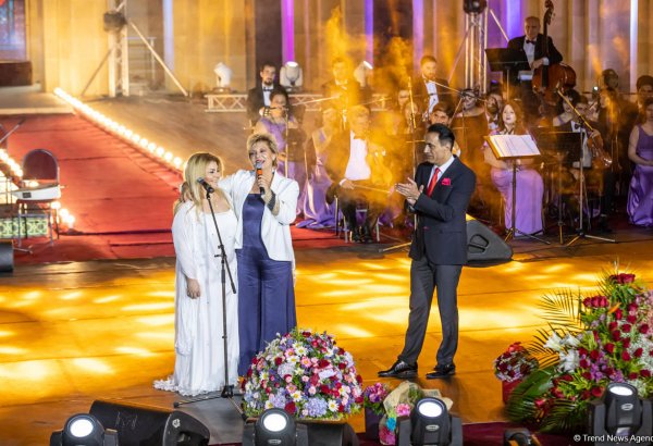 Aygün Səmədzadənin möhtəşəm yaradıcılıq gecəsi: azan, mələklər, Müşərrəf Akay, ulduzlu səma (FOTO)