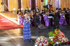 Aygün Səmədzadənin möhtəşəm yaradıcılıq gecəsi: azan, mələklər, Müşərrəf Akay, ulduzlu səma (FOTO)