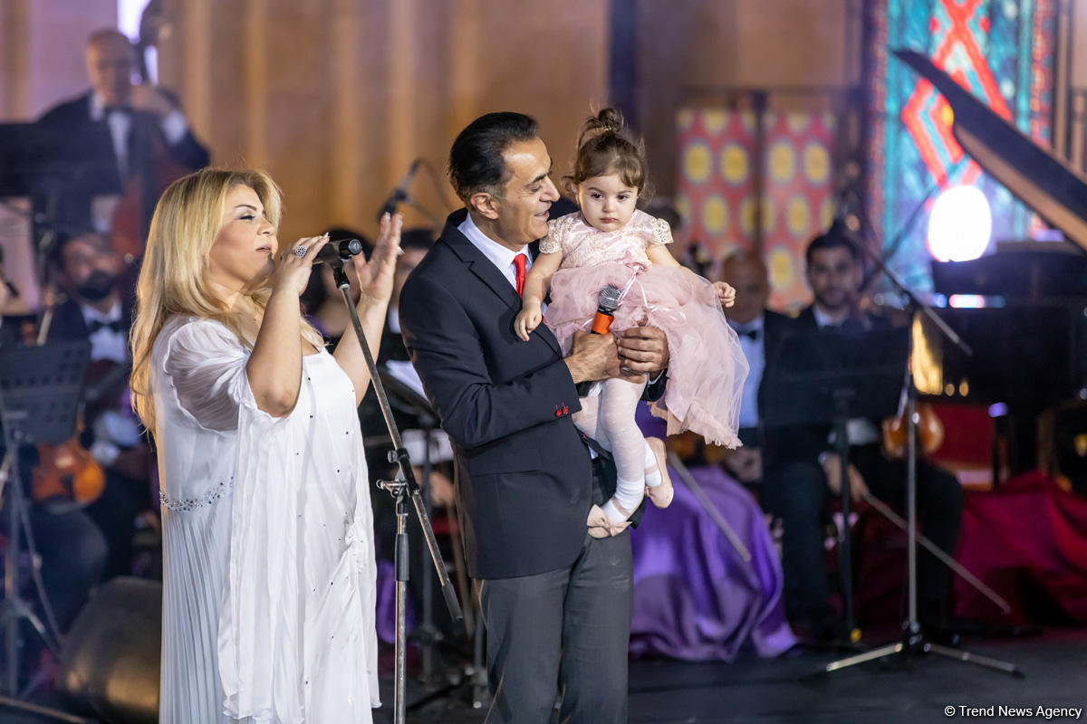 Aygün Səmədzadənin möhtəşəm yaradıcılıq gecəsi: azan, mələklər, Müşərrəf Akay, ulduzlu səma (FOTO)