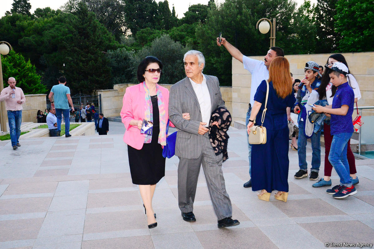 Aygün Səmədzadənin möhtəşəm yaradıcılıq gecəsi: azan, mələklər, Müşərrəf Akay, ulduzlu səma (FOTO)
