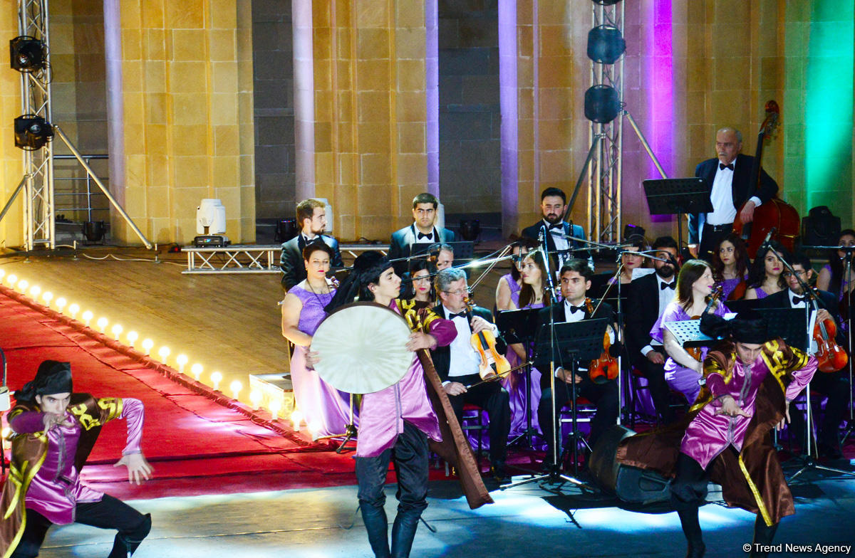 Aygün Səmədzadənin möhtəşəm yaradıcılıq gecəsi: azan, mələklər, Müşərrəf Akay, ulduzlu səma (FOTO)