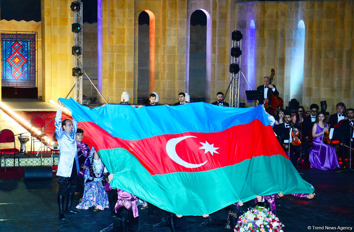 Aygün Səmədzadənin möhtəşəm yaradıcılıq gecəsi: azan, mələklər, Müşərrəf Akay, ulduzlu səma (FOTO)