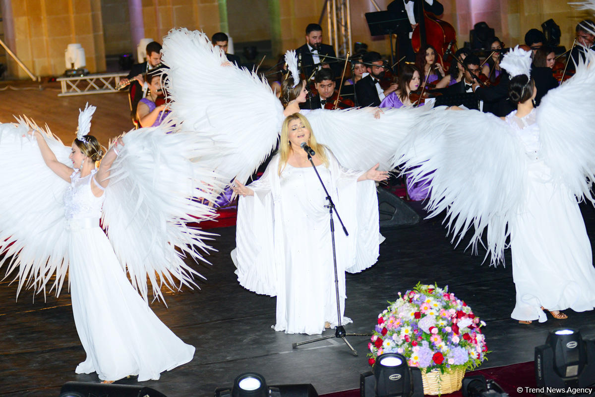 Aygün Səmədzadənin möhtəşəm yaradıcılıq gecəsi: azan, mələklər, Müşərrəf Akay, ulduzlu səma (FOTO)