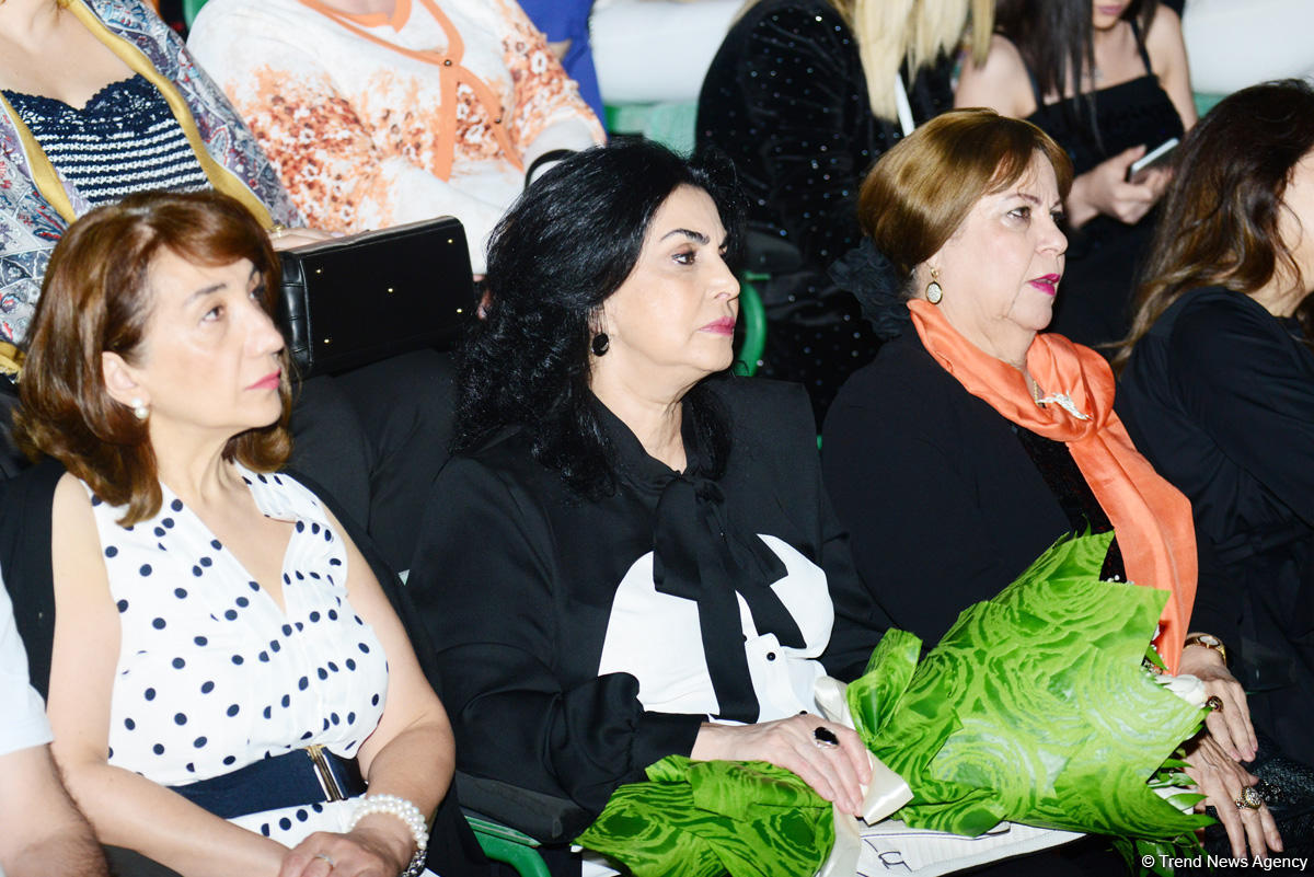 Aygün Səmədzadənin möhtəşəm yaradıcılıq gecəsi: azan, mələklər, Müşərrəf Akay, ulduzlu səma (FOTO)