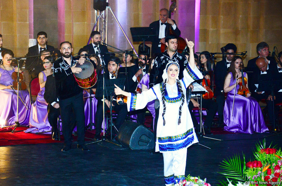 Aygün Səmədzadənin möhtəşəm yaradıcılıq gecəsi: azan, mələklər, Müşərrəf Akay, ulduzlu səma (FOTO)