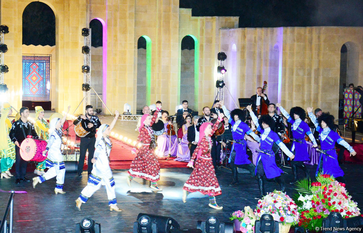 Aygün Səmədzadənin möhtəşəm yaradıcılıq gecəsi: azan, mələklər, Müşərrəf Akay, ulduzlu səma (FOTO)