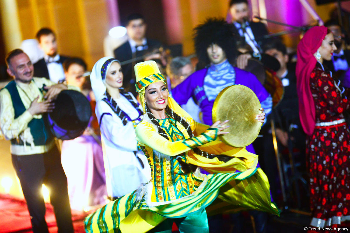 Aygün Səmədzadənin möhtəşəm yaradıcılıq gecəsi: azan, mələklər, Müşərrəf Akay, ulduzlu səma (FOTO)