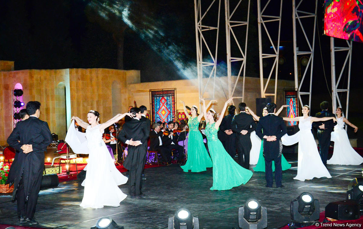 Aygün Səmədzadənin möhtəşəm yaradıcılıq gecəsi: azan, mələklər, Müşərrəf Akay, ulduzlu səma (FOTO)