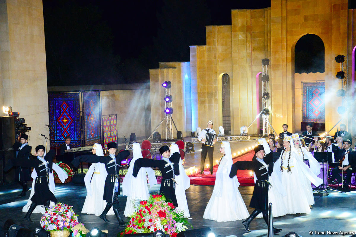 Aygün Səmədzadənin möhtəşəm yaradıcılıq gecəsi: azan, mələklər, Müşərrəf Akay, ulduzlu səma (FOTO)