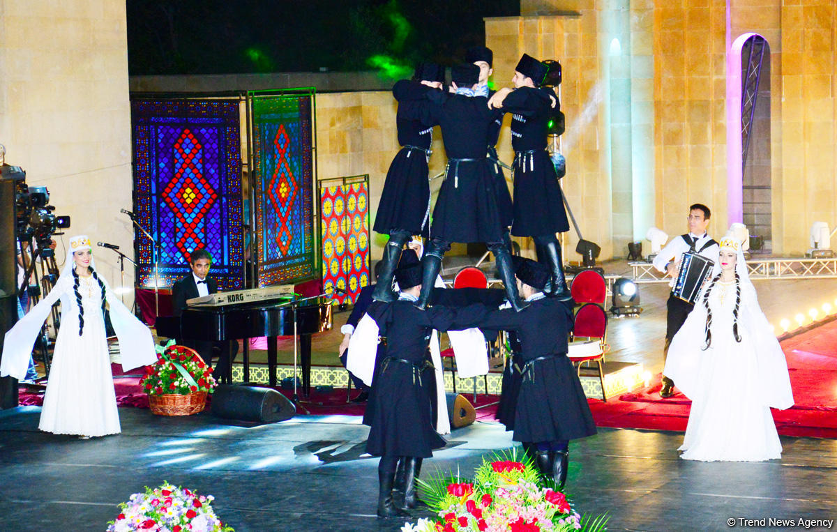 Aygün Səmədzadənin möhtəşəm yaradıcılıq gecəsi: azan, mələklər, Müşərrəf Akay, ulduzlu səma (FOTO)
