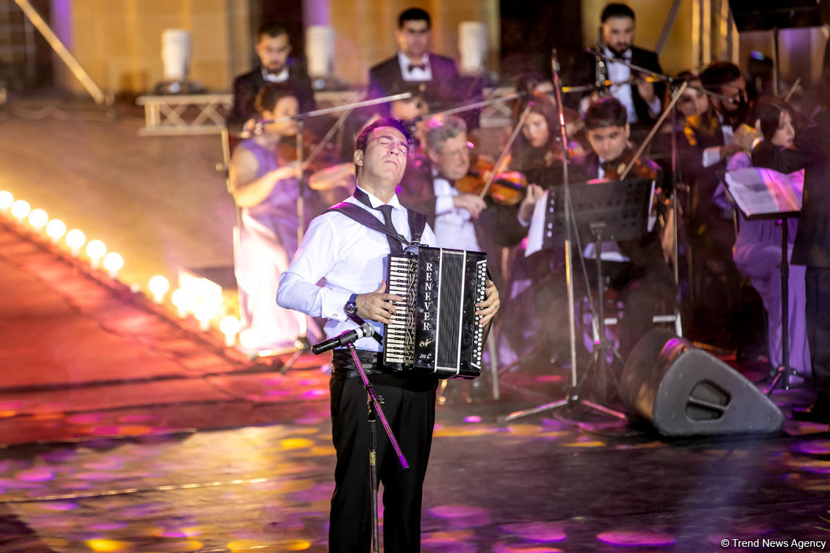 Aygün Səmədzadənin möhtəşəm yaradıcılıq gecəsi: azan, mələklər, Müşərrəf Akay, ulduzlu səma (FOTO)