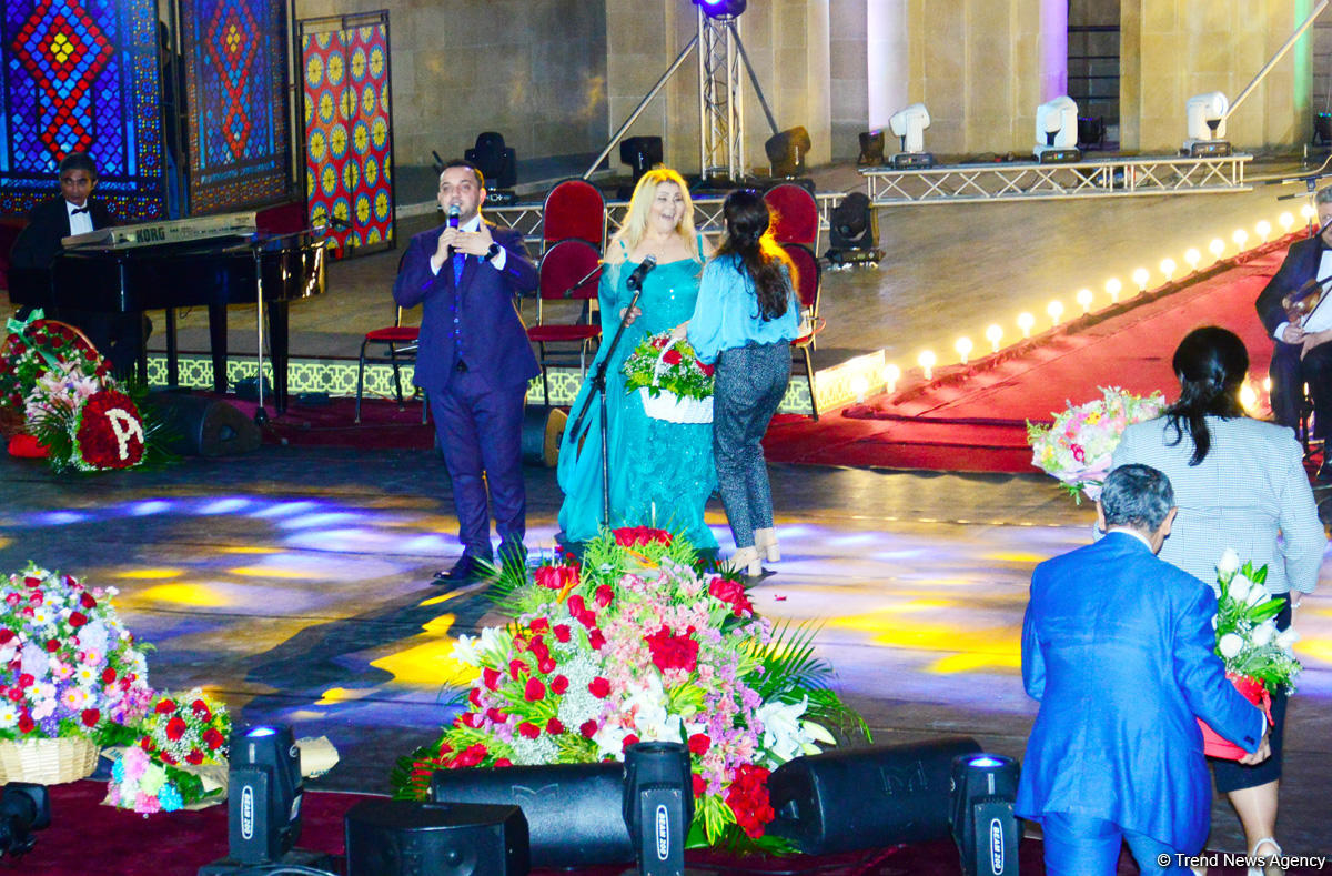 Aygün Səmədzadənin möhtəşəm yaradıcılıq gecəsi: azan, mələklər, Müşərrəf Akay, ulduzlu səma (FOTO)