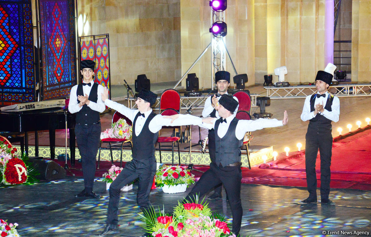 Aygün Səmədzadənin möhtəşəm yaradıcılıq gecəsi: azan, mələklər, Müşərrəf Akay, ulduzlu səma (FOTO)