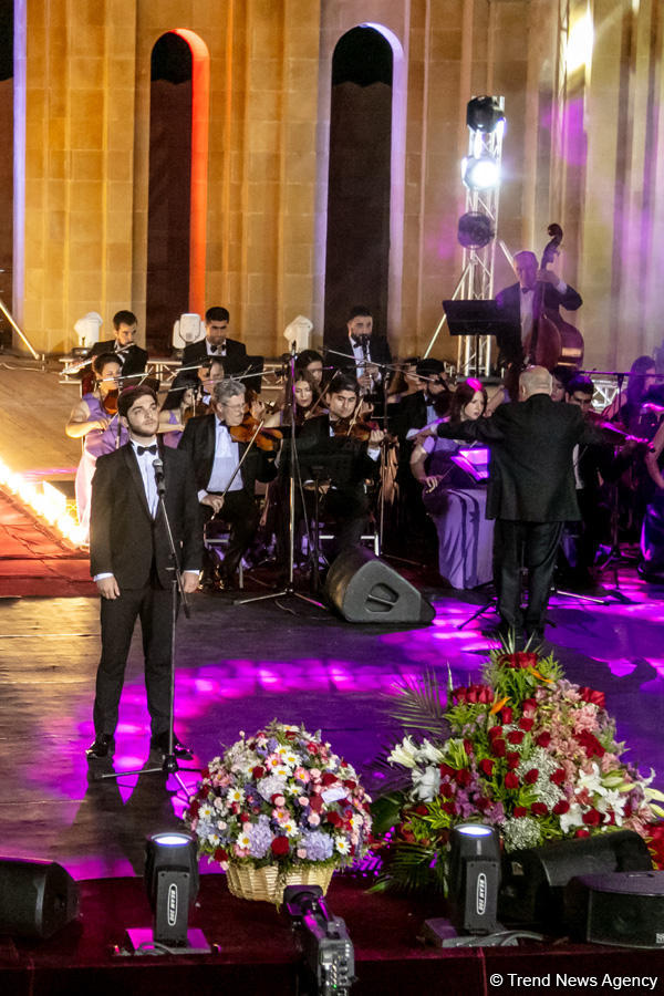 Aygün Səmədzadənin möhtəşəm yaradıcılıq gecəsi: azan, mələklər, Müşərrəf Akay, ulduzlu səma (FOTO)