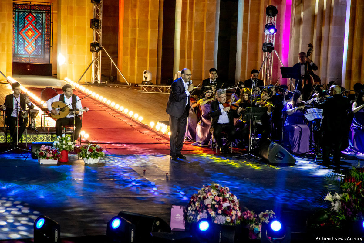 Aygün Səmədzadənin möhtəşəm yaradıcılıq gecəsi: azan, mələklər, Müşərrəf Akay, ulduzlu səma (FOTO)